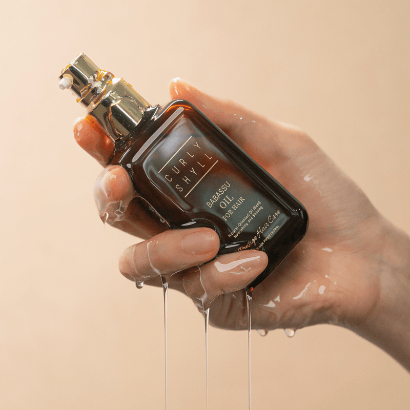 Lightweight babassu oil serum to strengthen and smooth hair