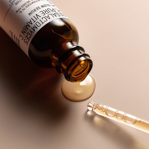 Close-up of SOME BY MI Galactomyces Pure Vitamin C Glow Serum 30ml, a powerful serum combining galactomyces and vitamin C to enhance skin brightness, refine pores, and minimise discolouration for clear, luminous skin.